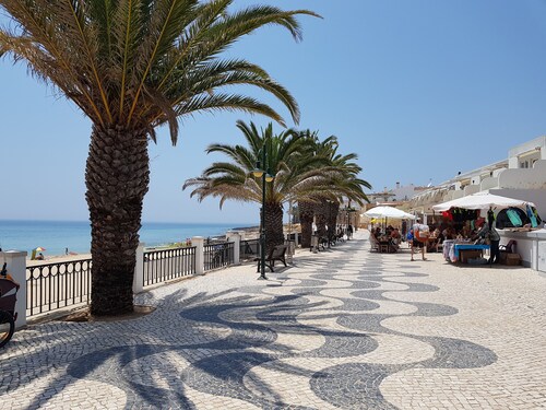 Cristaluz in central location, 5 mins walk to shops, restaurants and the beach !