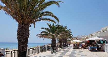 Cristaluz in central location, 5 mins walk to shops, restaurants and the beach !