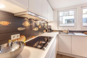 Køleskab, ovn, opvaskemaskine, kaffe-/temaskine