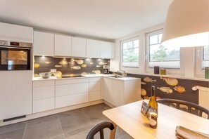 Kühlschrank, Ofen, Geschirrspüler, Wasserkocher mit Kaffee-/Teezubehör
