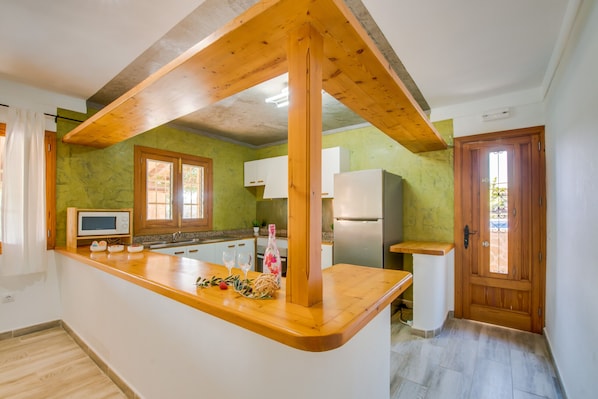 Réfrigérateur, micro-ondes, four, cafetière/bouilloire