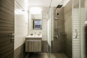Departamento, planta baja | Baño | Regadera, secadora de cabello, bidet, toallas 