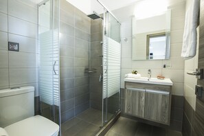 Estudio, balcón, vista al mar | Baño | Regadera, secadora de cabello, bidet, toallas 