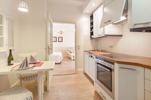 Kühlschrank, Mikrowelle, Ofen, Geschirrspüler