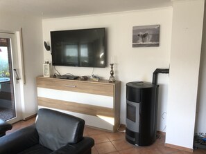 Smart-TV, Tischtennisplatte, Bücher, Musikbibliothek