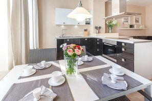 Køleskab, ovn, opvaskemaskine, kaffe-/temaskine