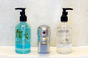 ダブルルーム | バスルームの設備 | シャワー、ヘアドライヤー、タオル、石鹸