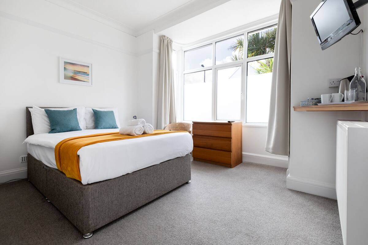 Deluxe Double Room | Iron/ironing board, free WiFi
