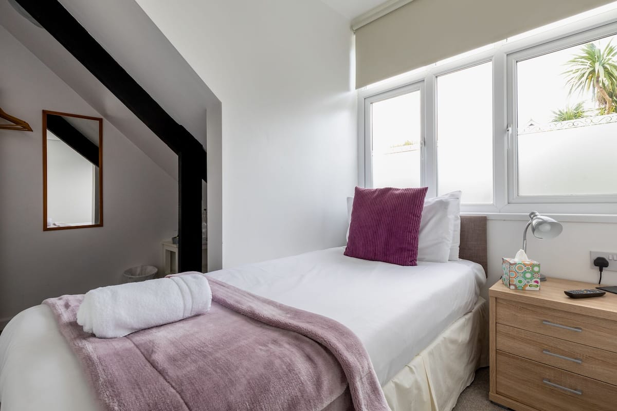 Single Room | Iron/ironing board, free WiFi