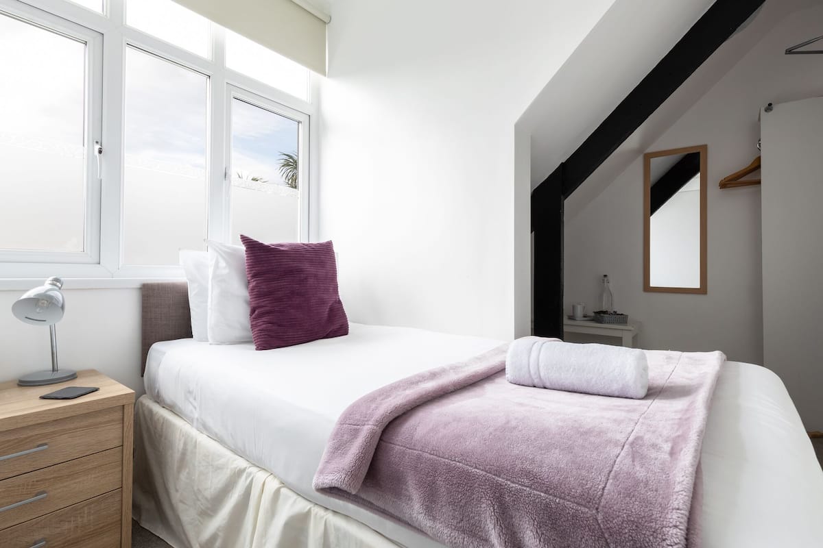 Single Room | Iron/ironing board, free WiFi