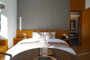 Desk, blackout curtains, free WiFi, bed sheets - Wuyishan Demaotang Resort (Nanping)
