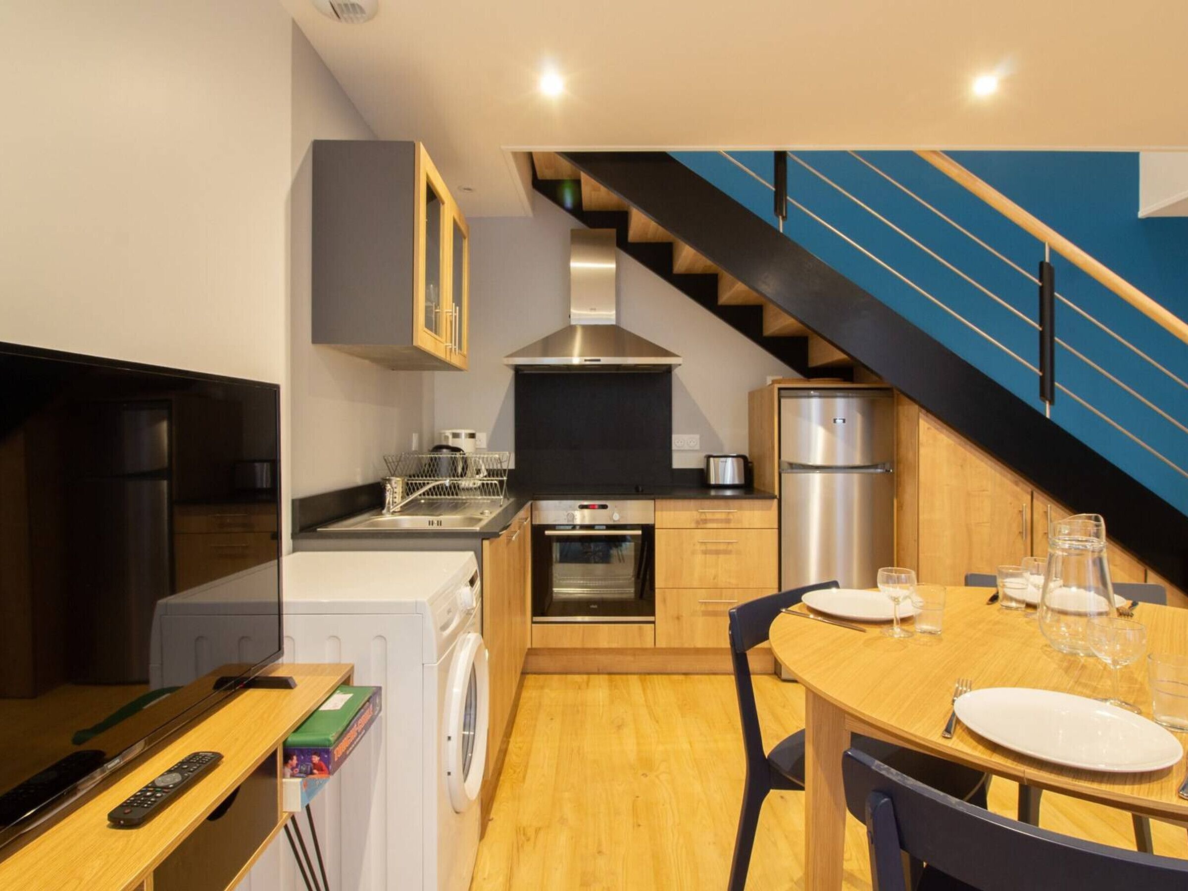 Een microgolfoven, een oven, een koffiezetapparaat/waterkoker