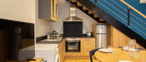 Een microgolfoven, een oven, een koffiezetapparaat/waterkoker