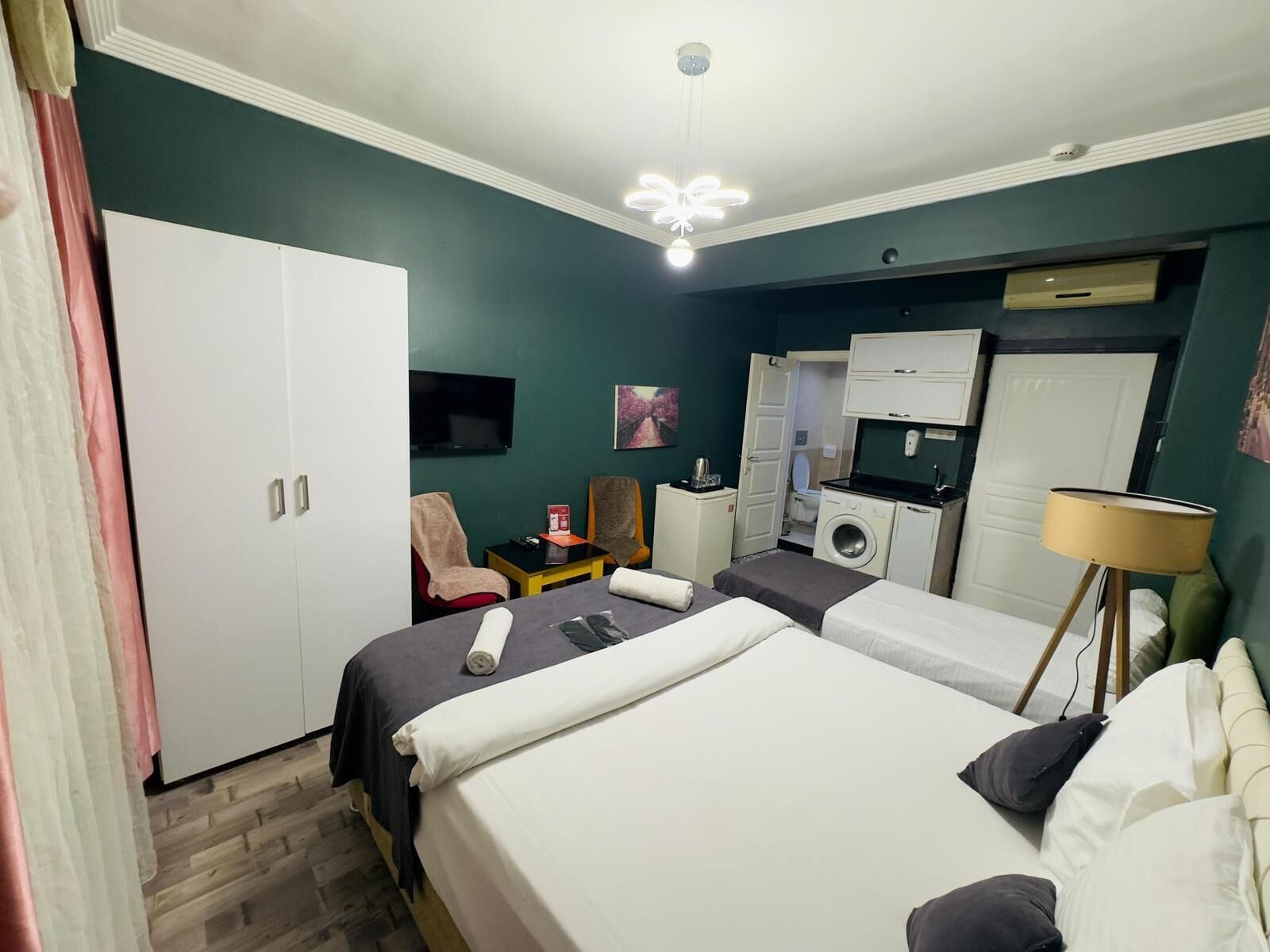 Comfort-Zimmer | Bettwäsche aus ägyptischer Baumwolle, hochwertige Bettwaren, Zimmersafe