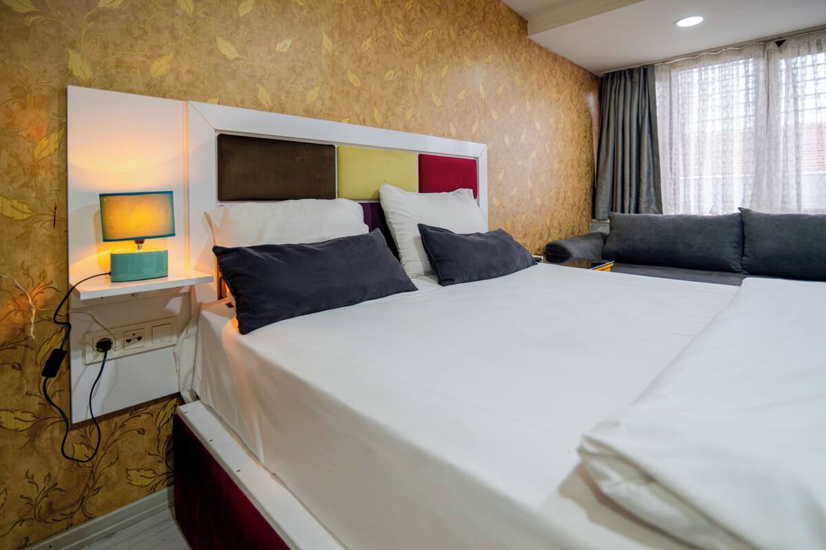Deluxe Studio Suite | 1 bedroom, Egyptian cotton sheets, premium bedding, in-room safe