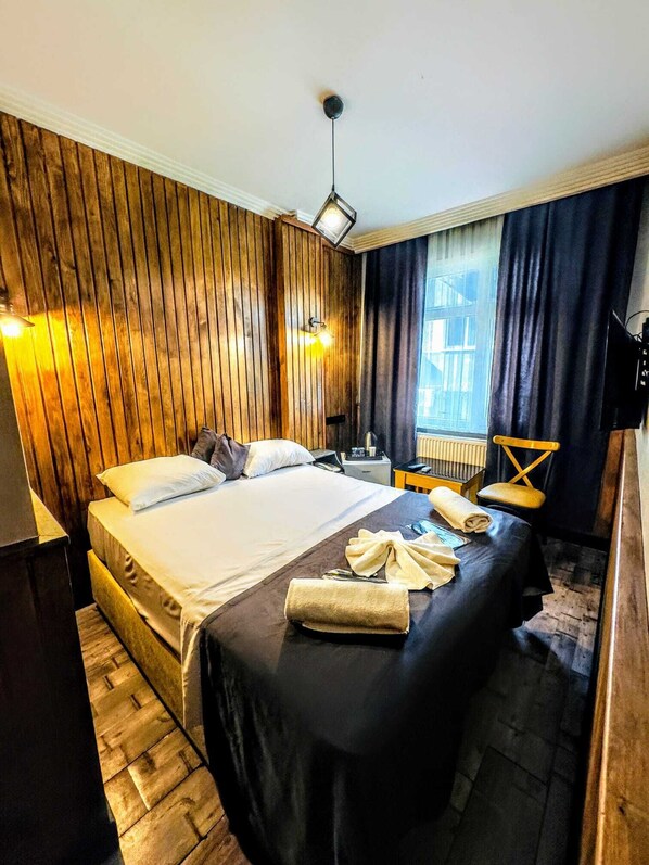 1 bedroom, Egyptian cotton sheets, premium bedding, in-room safe
