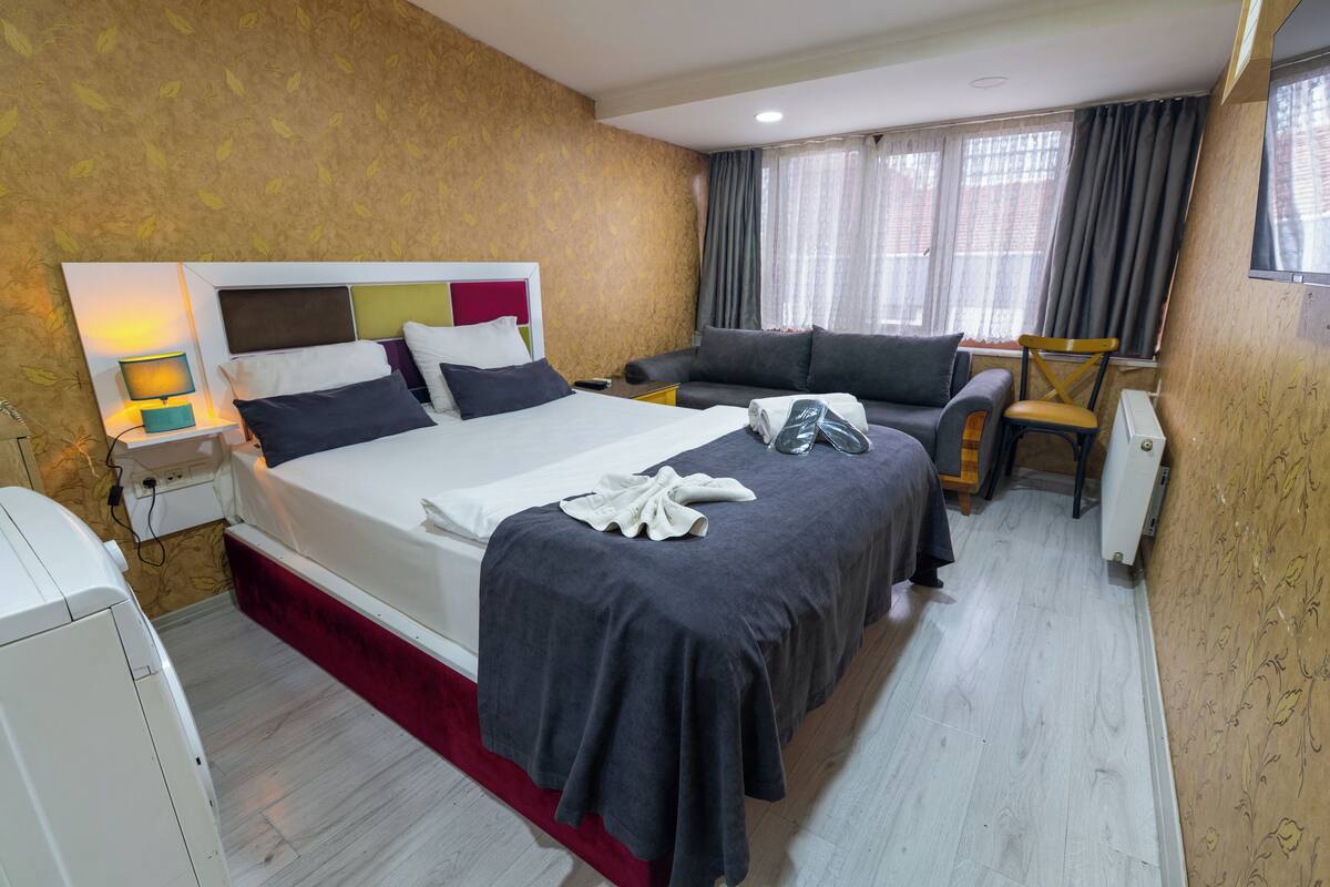 Deluxe Studio Suite | Egyptian cotton sheets, premium bedding, down comforters, in-room safe