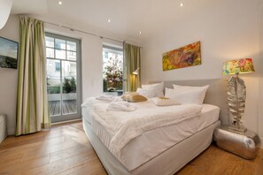 3 bedrooms, desk, WiFi, bed sheets