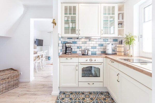 Køleskab, ovn, opvaskemaskine, kaffe-/temaskine