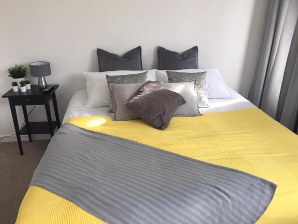 1 غرفة نوم ومكواة/لوح كي وواي فاي وملاءات أسرّة