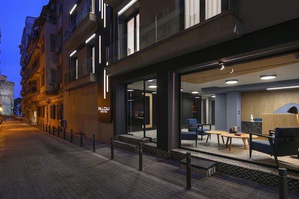 Bagian depan properti - sore/malam