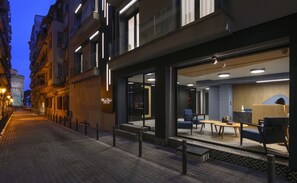 Front of property - evening/night - Pillow urban stay (Thessaloniki)
