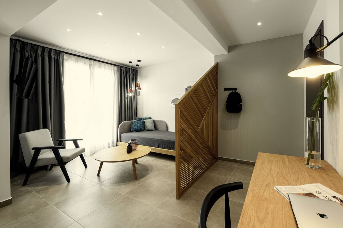 Superior Comfort Room (White Tower View) | Safe på rommet, skrivebord og skrivebord for bærbar PC