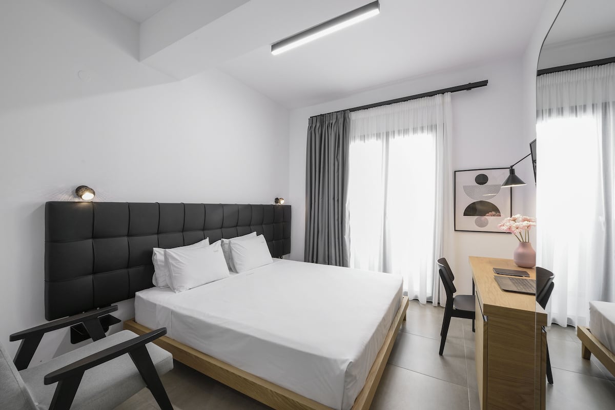 Comfort tweepersoonskamer (White Tower View) | 1 slaapkamer, een kluis op de kamer, individueel gedecoreerd, een bureau