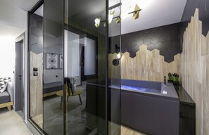 Luxury Suite with Hot tub and White Tower View | In-room safe, individually decorated, desk, laptop workspace - Pillow urban stay (Thessaloniki)