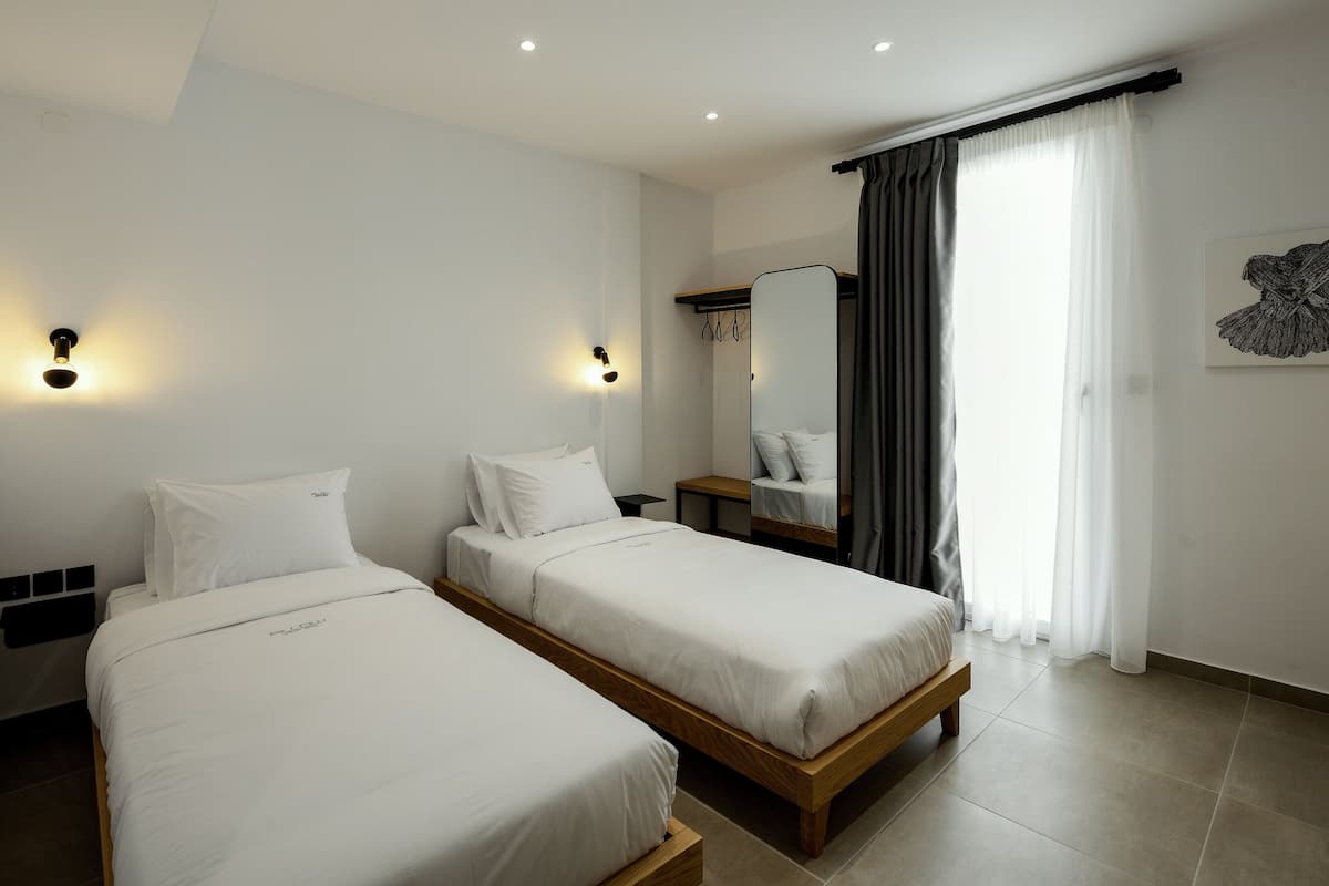 Standaard kamer, 1 twee- of 2 eenpersoonsbedden | 1 slaapkamer, een kluis op de kamer, individueel gedecoreerd, een bureau