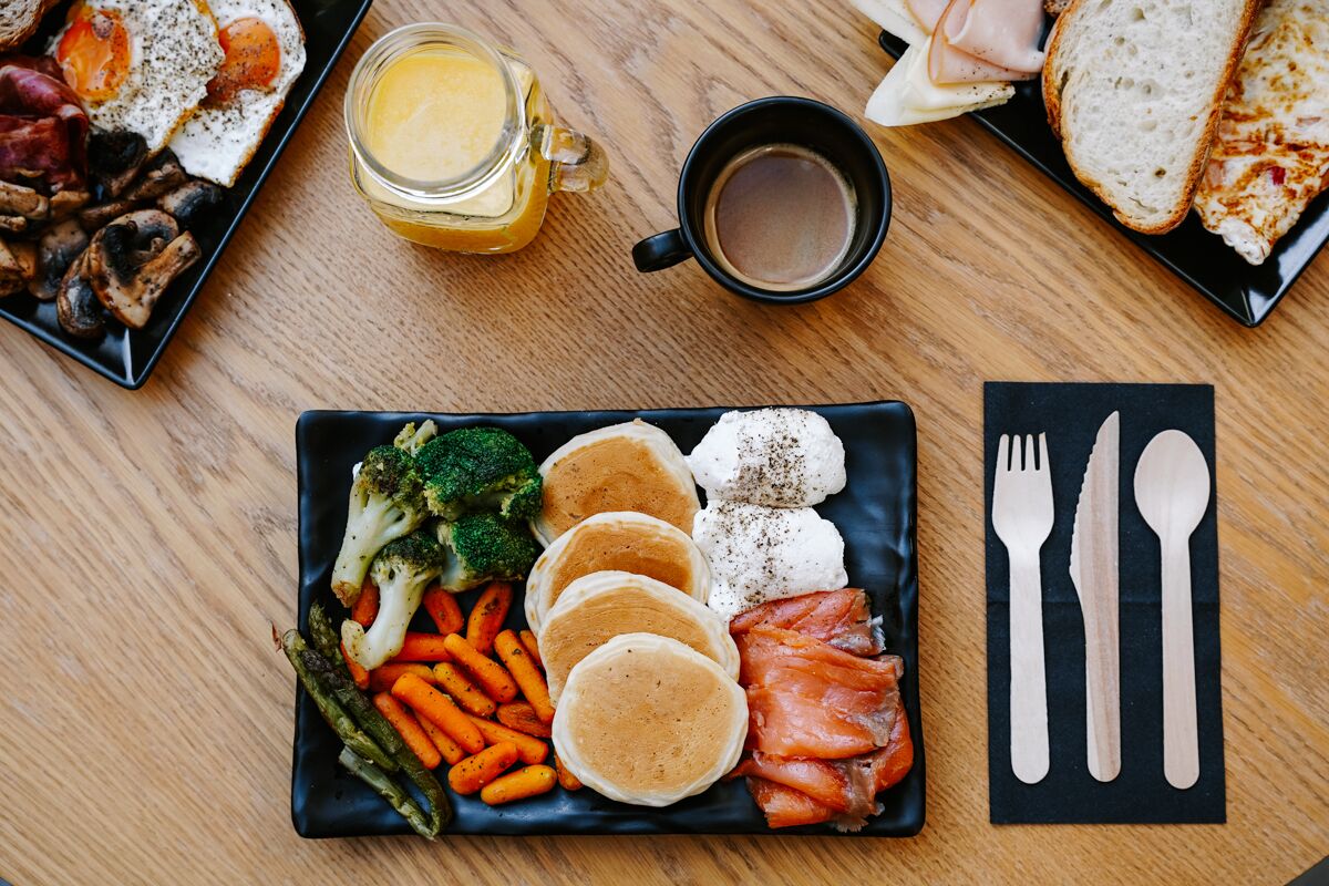daily cooked-to-order breakfast (eur 10 per person)