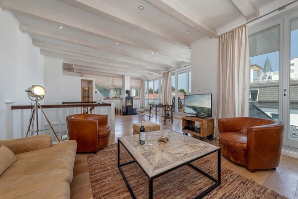 TV, fireplace
