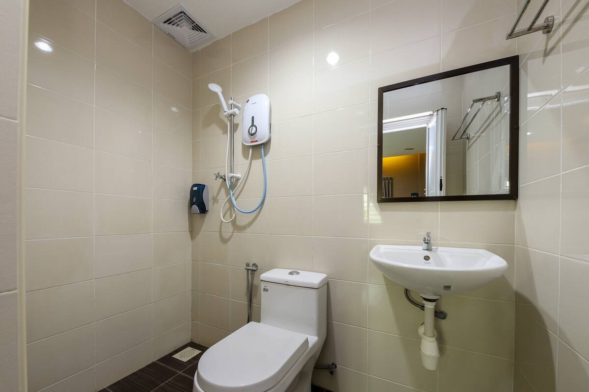 Shower, rainfall showerhead, free toiletries, bidet