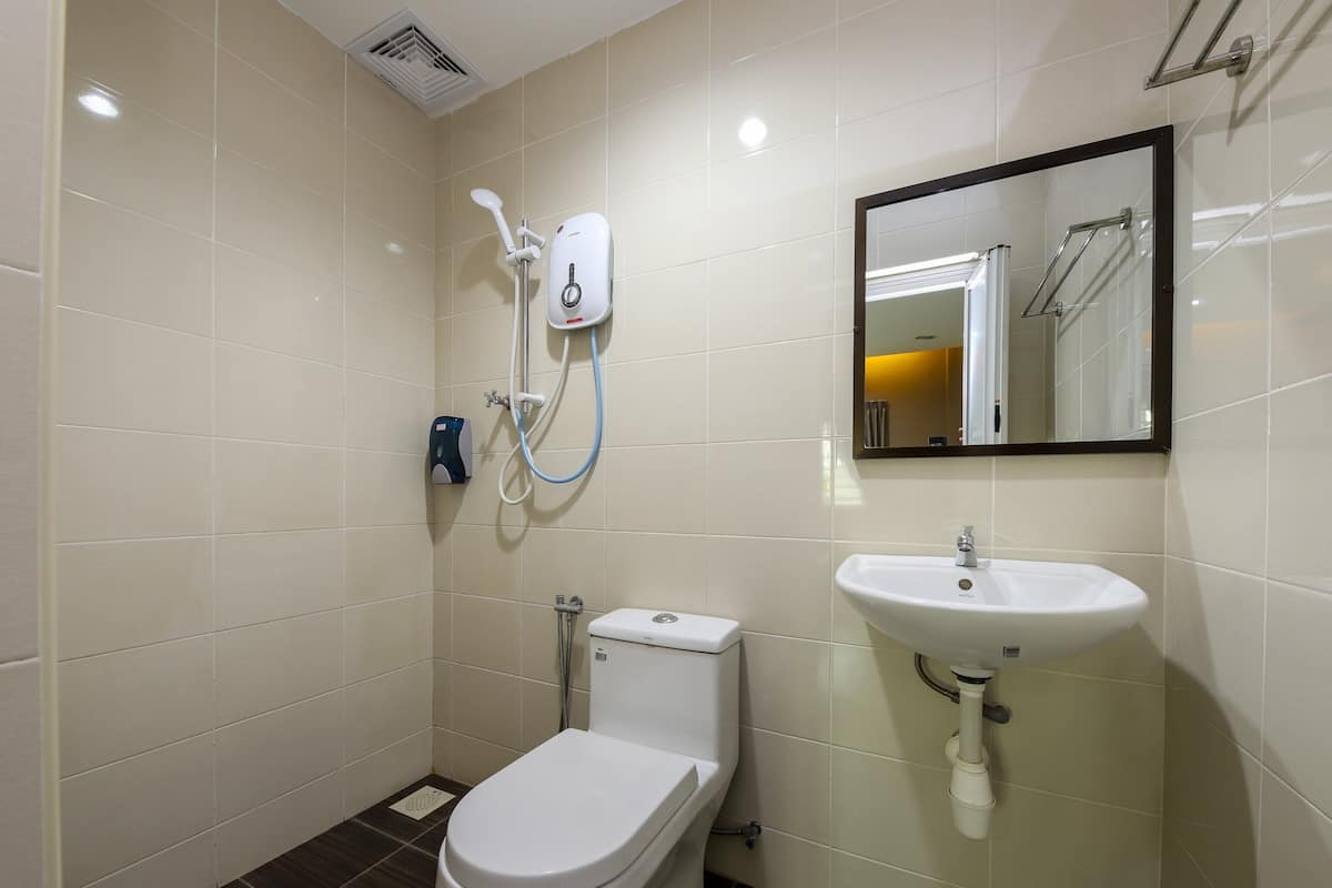 Shower, rainfall showerhead, free toiletries, bidet