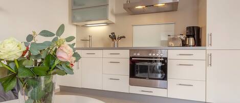 Fridge, oven, dishwasher, coffee/tea maker