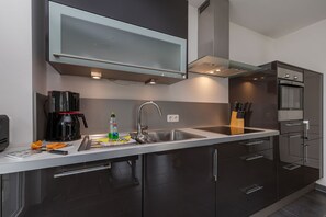 Køleskab, ovn, opvaskemaskine, kaffe-/temaskine