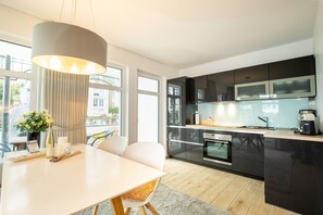 Køleskab, ovn, opvaskemaskine, kaffe-/temaskine