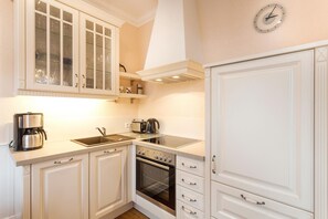 Køleskab, ovn, opvaskemaskine, kaffe-/temaskine