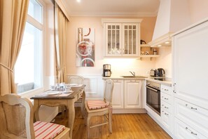 Kühlschrank, Ofen, Geschirrspüler, Wasserkocher mit Kaffee-/Teezubehör