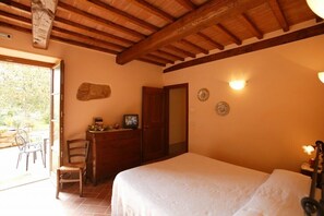 Escritorio, cortinas blackout, tabla de planchar con plancha y cunas 