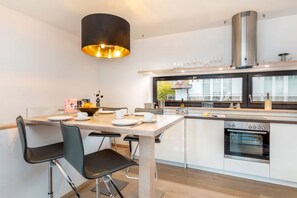 Kühlschrank, Ofen, Geschirrspüler, Wasserkocher mit Kaffee-/Teezubehör