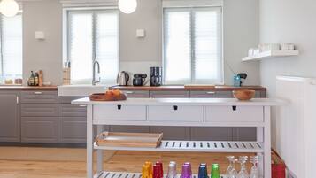 Kühlschrank, Ofen, Geschirrspüler, Wasserkocher mit Kaffee-/Teezubehör