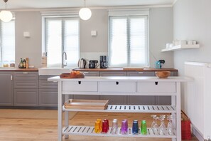 Kühlschrank, Ofen, Geschirrspüler, Wasserkocher mit Kaffee-/Teezubehör