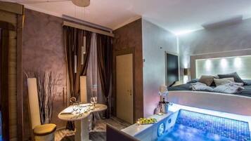 Romantisches Doppelzimmer, Whirlpool | Kostenlose Minibar, schallisolierte Zimmer, kostenloses WLAN, Bettwäsche