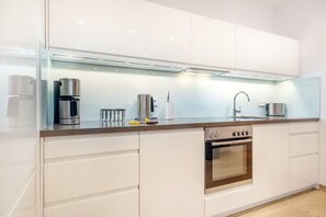 Kühlschrank, Ofen, Geschirrspüler, Wasserkocher mit Kaffee-/Teezubehör
