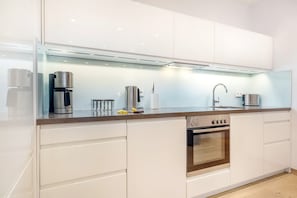 Kühlschrank, Ofen, Geschirrspüler, Wasserkocher mit Kaffee-/Teezubehör