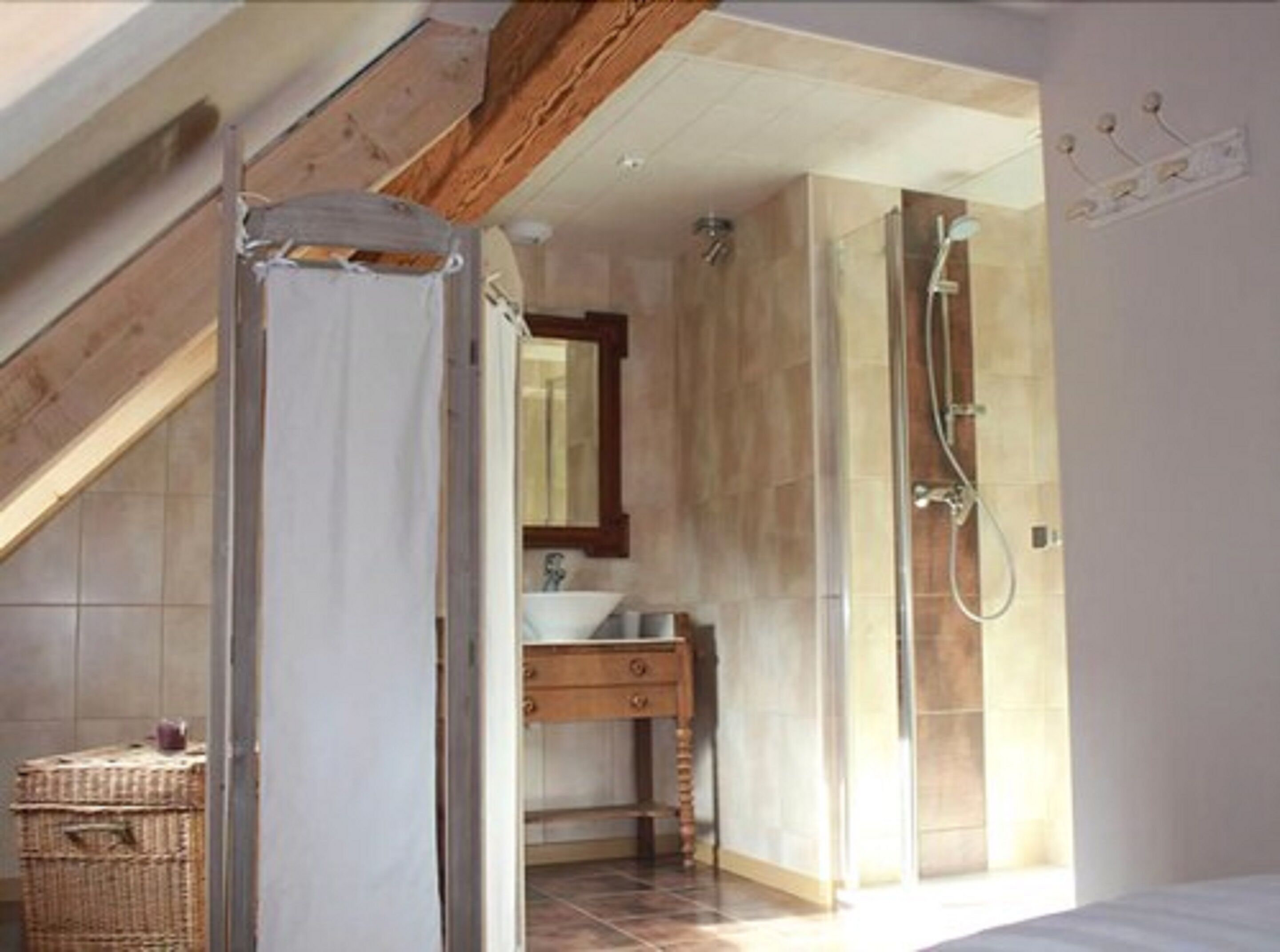 Suite Keluarga (Prune) | Kamar mandi | Shower, perlengkapan mandi gratis, pengering rambut, dan handuk