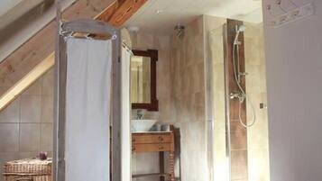 Suite Keluarga (Prune) | Kamar mandi | Shower, perlengkapan mandi gratis, pengering rambut, dan handuk