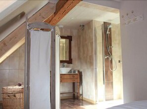 Family Suite (Prune) | Bathroom | Shower, free toiletries, hair dryer, towels - Chambres d'Hotes A l'Ombre du Verger (Breitenau)