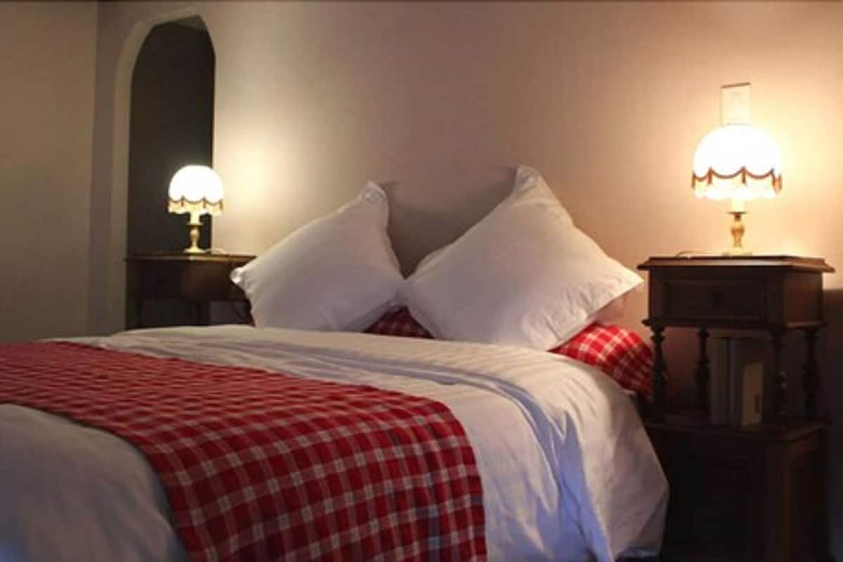 Escritorio, tabla de planchar con plancha, wifi gratis y ropa de cama 